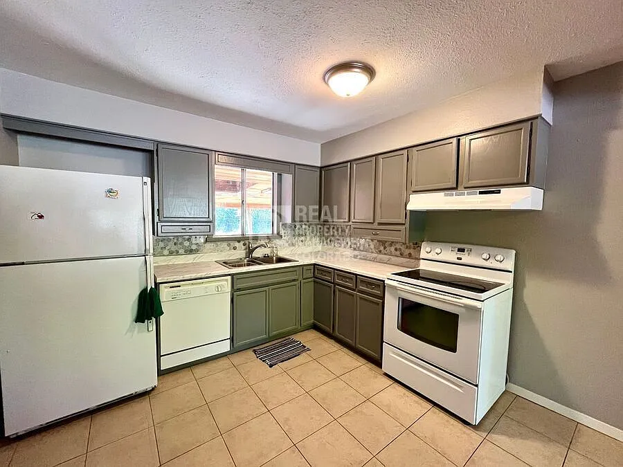 Spacious 4-Bedroom Home with Mountain Views and Great Outdoor Space Colorado Springs — Photo 4