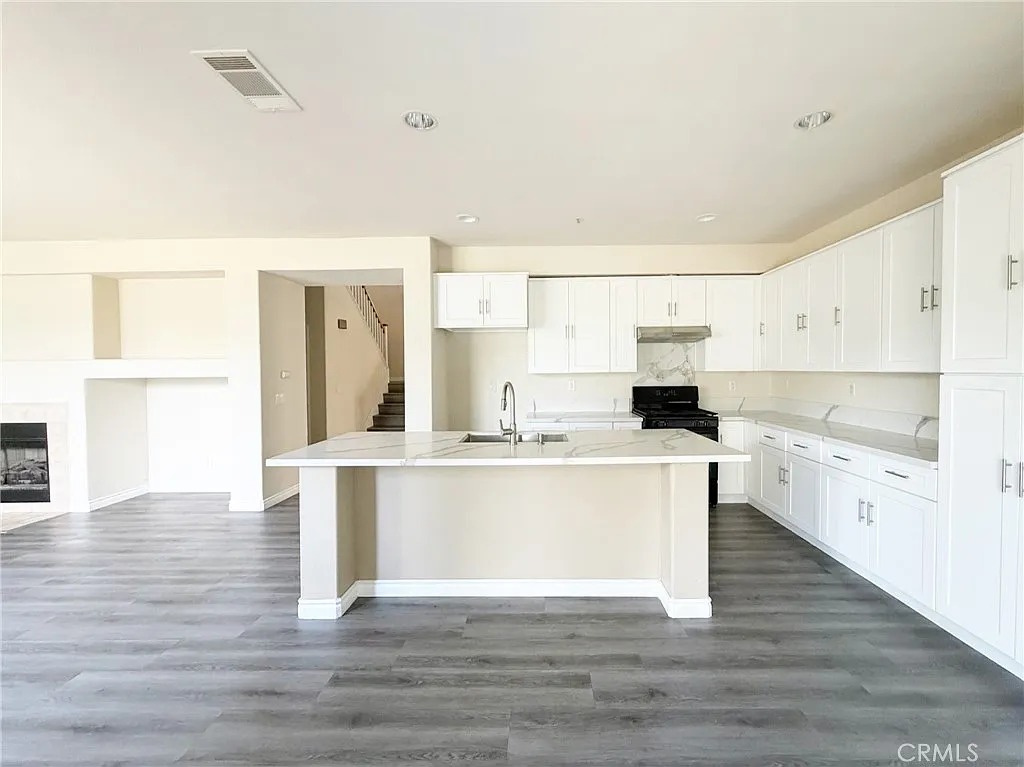 5 bed, 2.5 bath, 3683 sqft, $4,300 — Photo 2