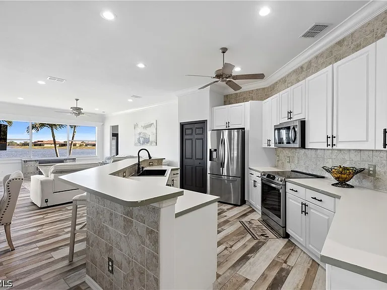 2202 Grove Dr — Photo 3