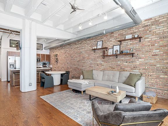 4th image of 1927 N Milwaukee Ave #202