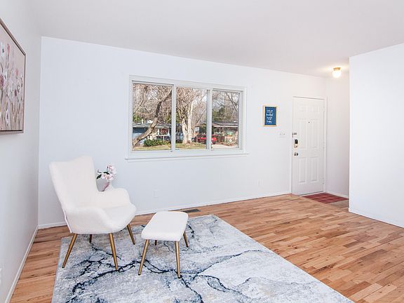 3rd image of 352 Manor Dr