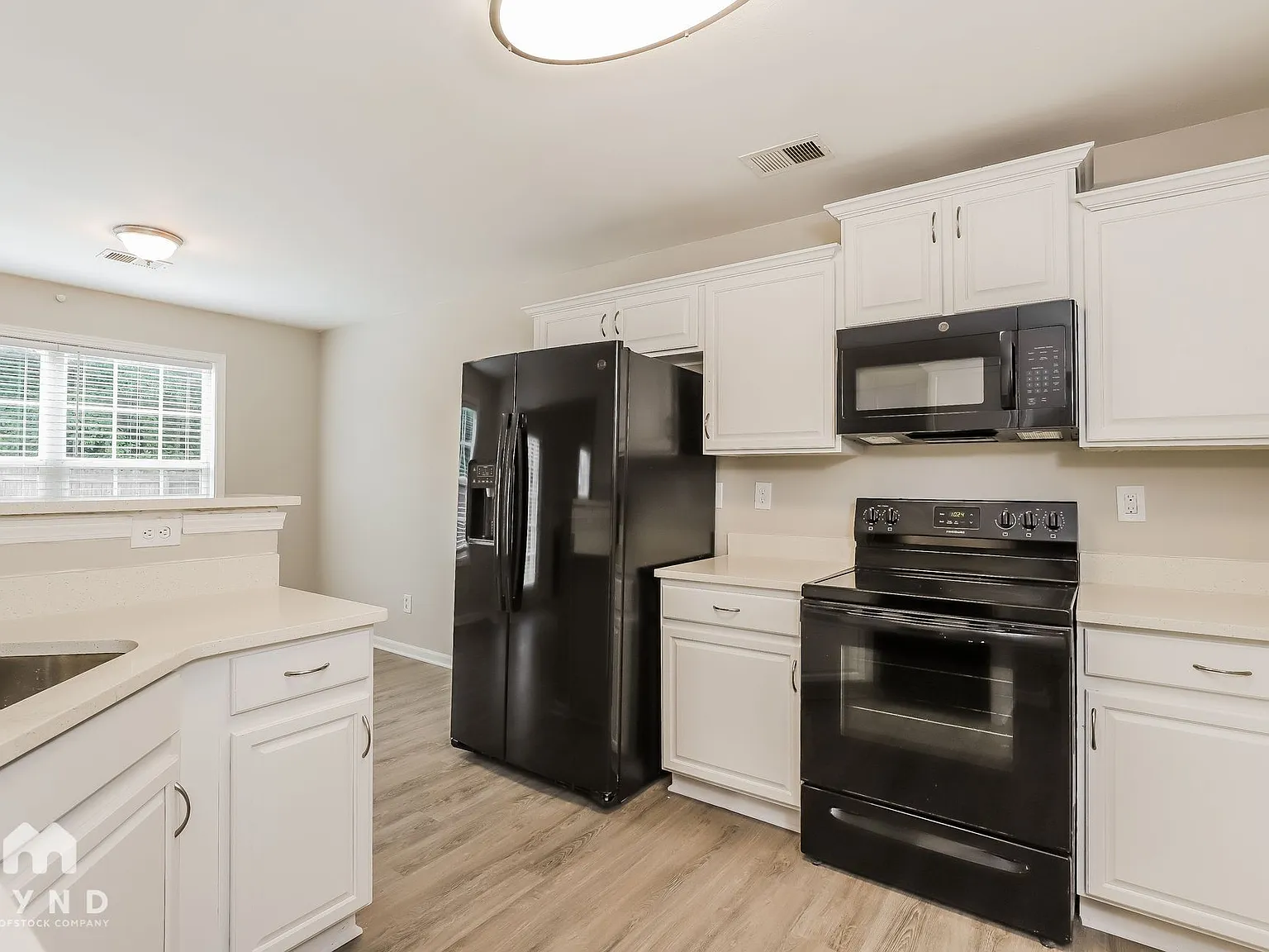 3 bed, 3.0 bath, 1600 sqft, $2,145 — Photo 2