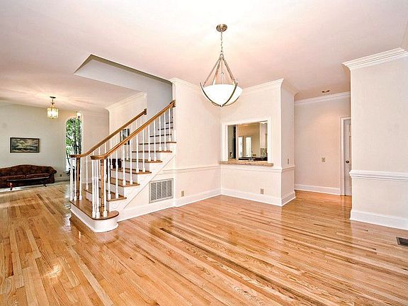 4th image of 944 Longfield Cres