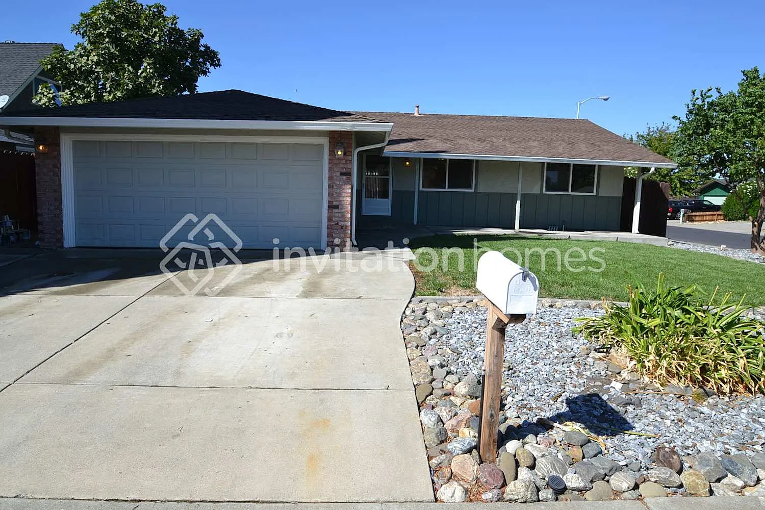 281 Riverdale Ave photo 1