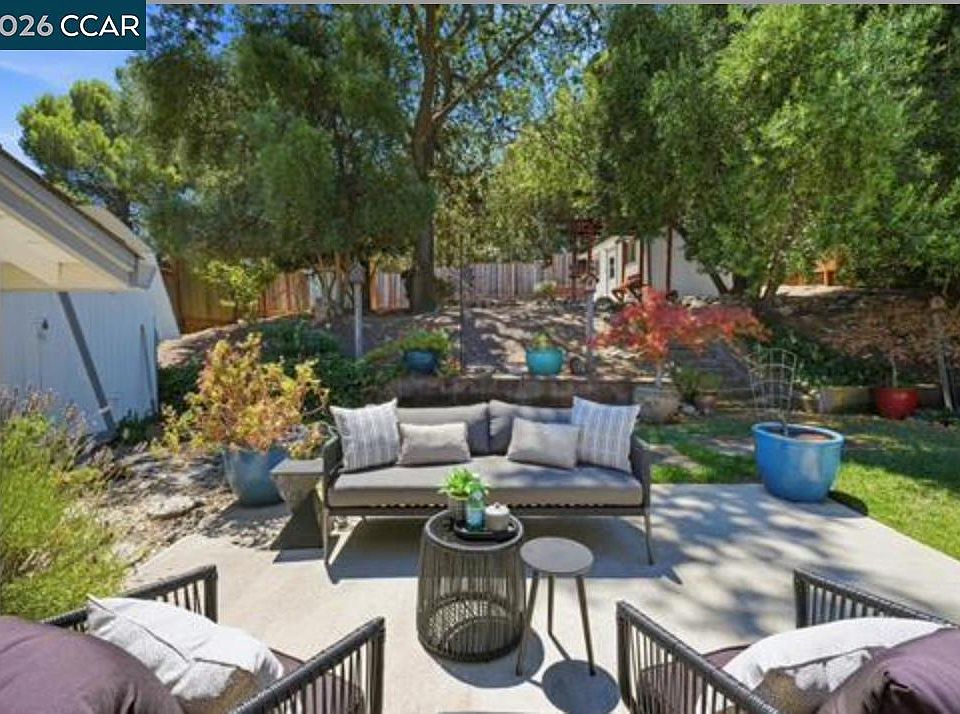 1st image of 210 Vista Way