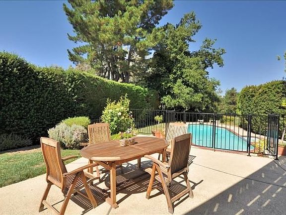 3rd image of 1398 Hillcrest Dr