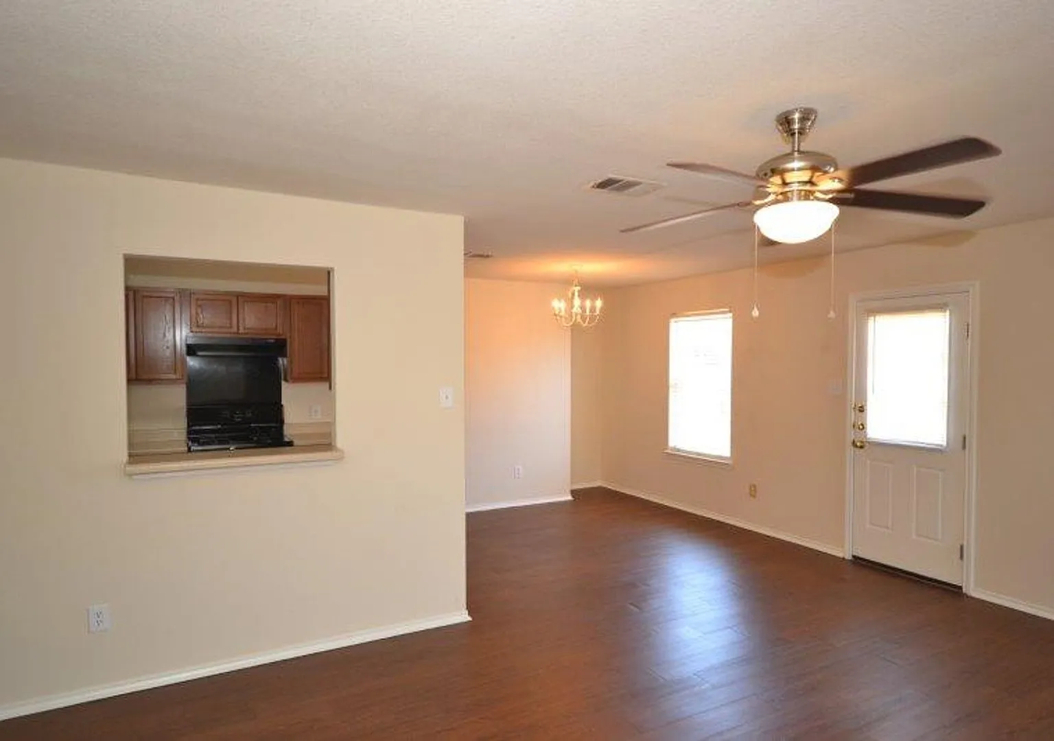 Nice 3 Bedroom 2 Bath in Benbrook Ranch Subdivision - Great value in Leander! — Photo 3