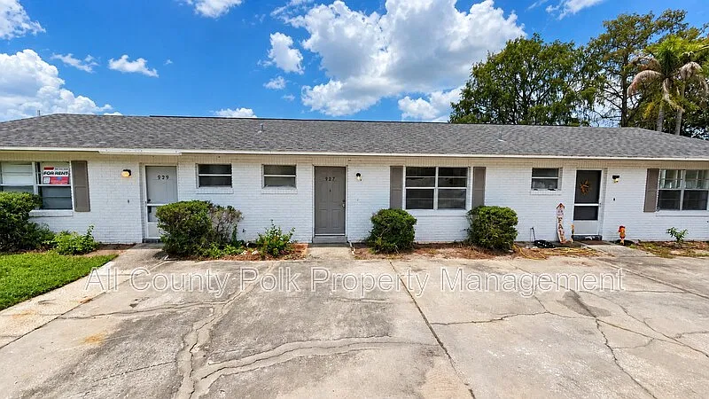 927 S Buena Vista Dr