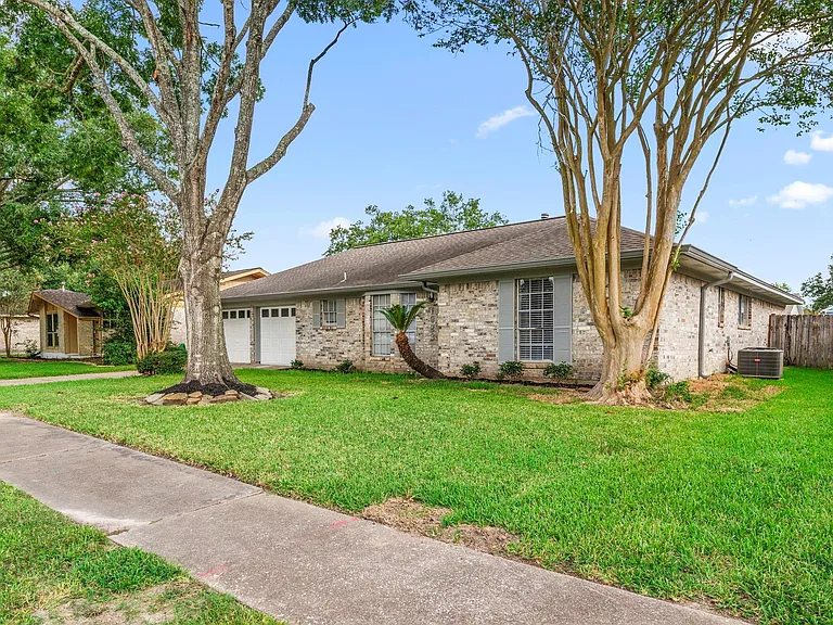 1923 Winding Creek Dr — Photo 3