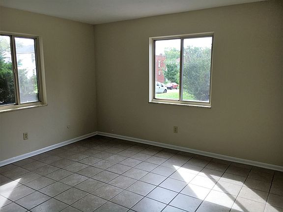 3rd image of 184-194 E Duncan St #19
