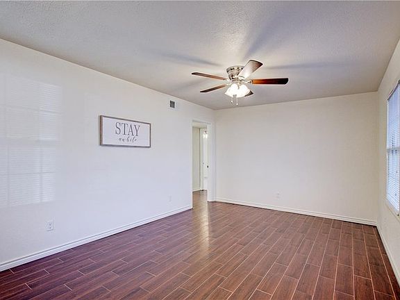 3rd image of 807 Waggoner Dr