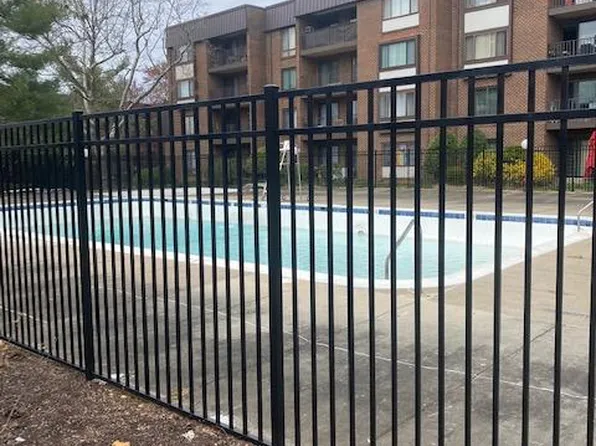 124 Roberts Ln APT 300, Alexandria, VA 22314