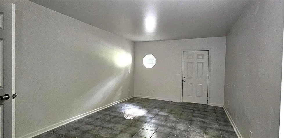 4 bed, 3.0 bath, $1,400 — Photo 2