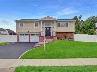 1760 E Berkshire Rd, Merrick, NY 11566