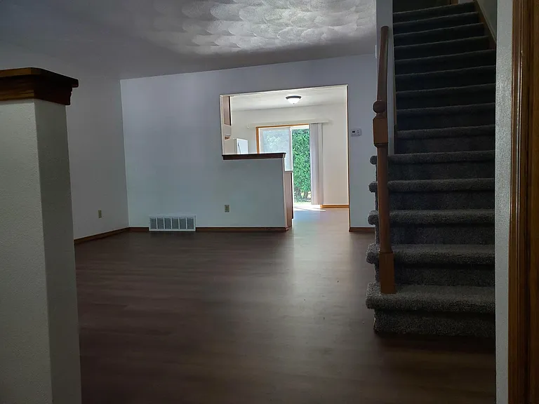 1335 Meadow Ln — Photo 3