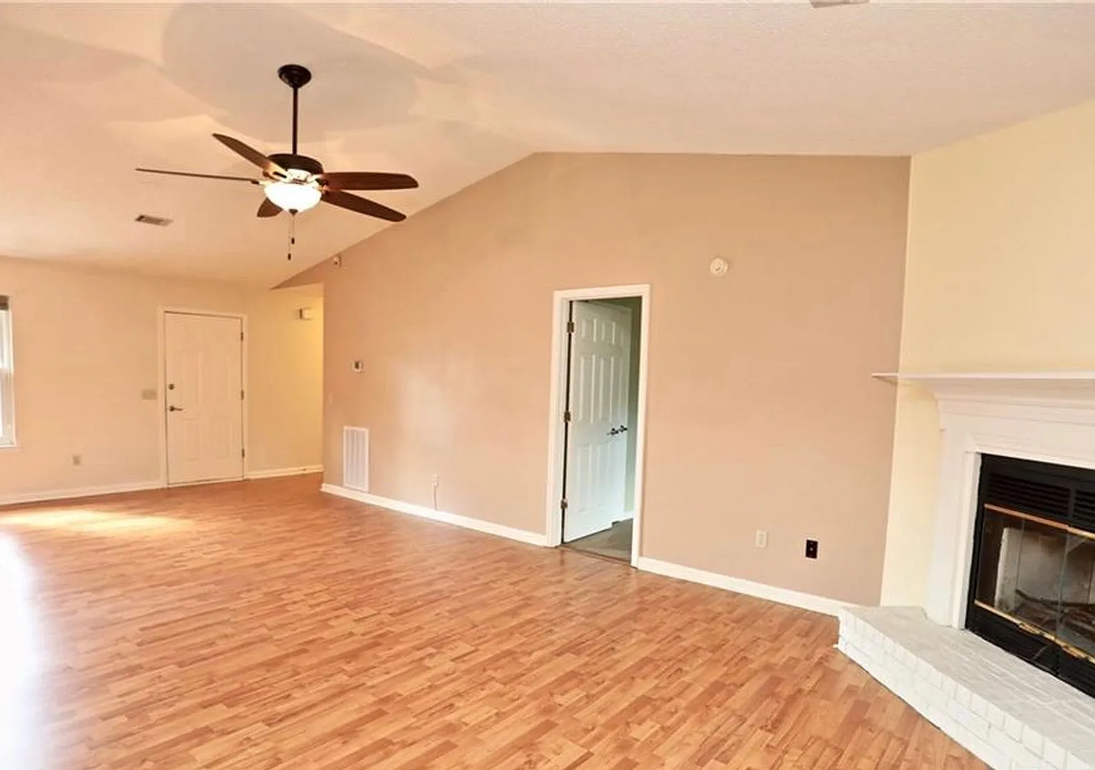 Charming 3 bedroom/2 bath home in the Eagle's Landing subdivision — Photo 4
