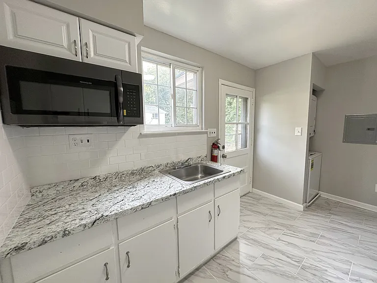 Woodland Manor Apartments — Photo 9