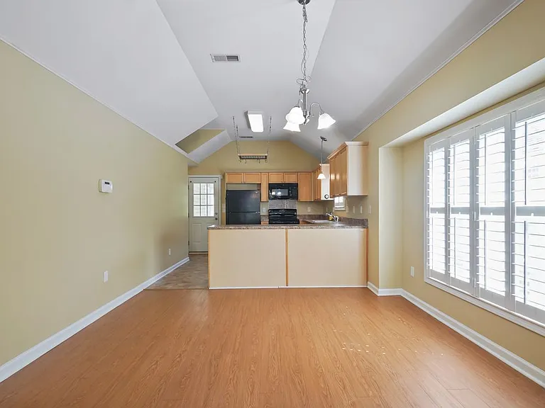 1220 Village Trl — Photo 3