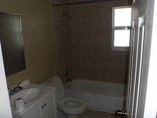 4th image of 621 NW 18th Ct