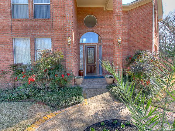 2nd image of 1402 Essex Grn