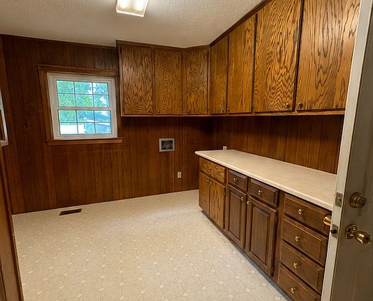 3rd image of 973 Burton Rd #1