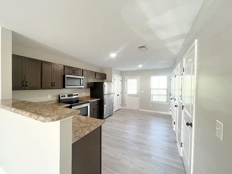 106 Smithson Ct — Photo 8