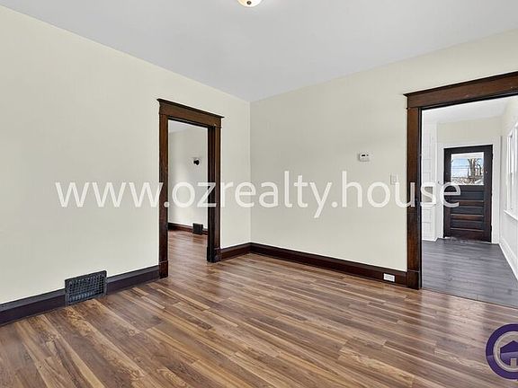 5th image of 836 Oak St
