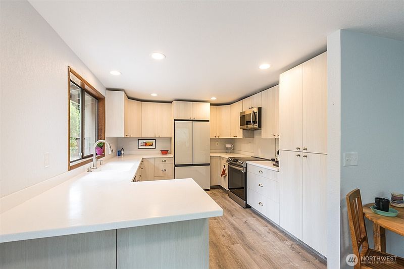 4th image of 191 Sunland Drive