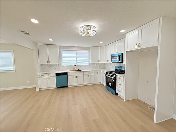 5th image of 28330 Hampshire Dr