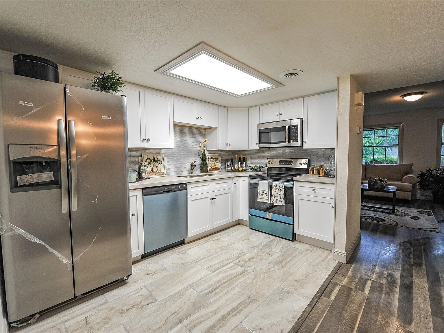 2 bed, 1.0 bath, 904 sqft, $1,700 — Photo 3