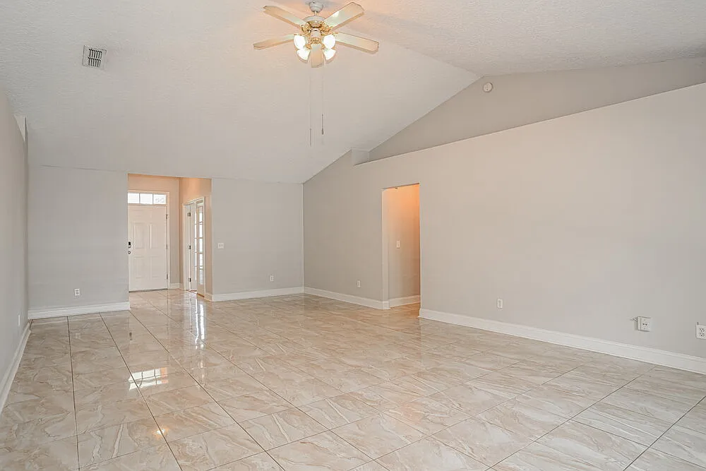 4 bed, 2.0 bath, 2534 sqft, $2,620 — Photo 4