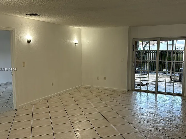 21331 NW 39th Ave — Photo 3
