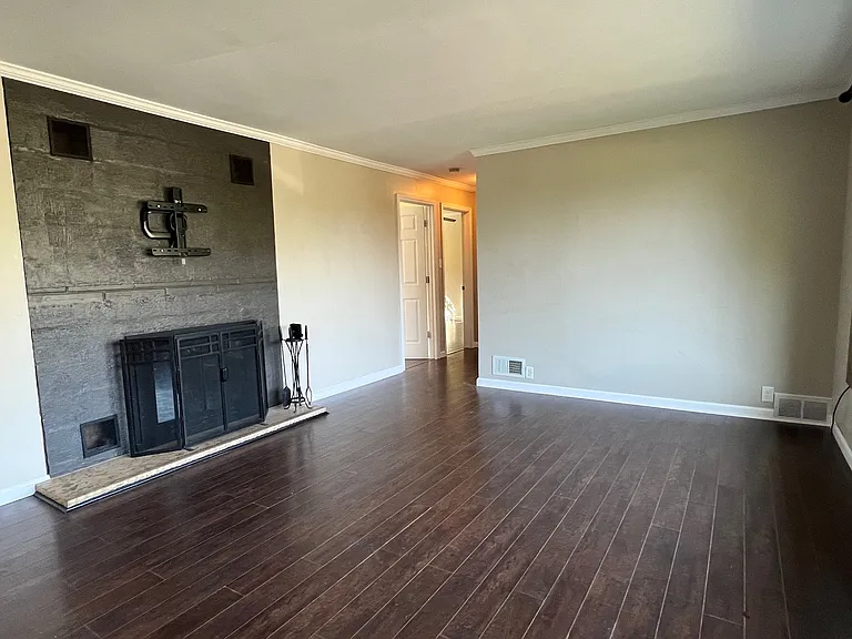 445 W Hewitt Ave — Photo 2