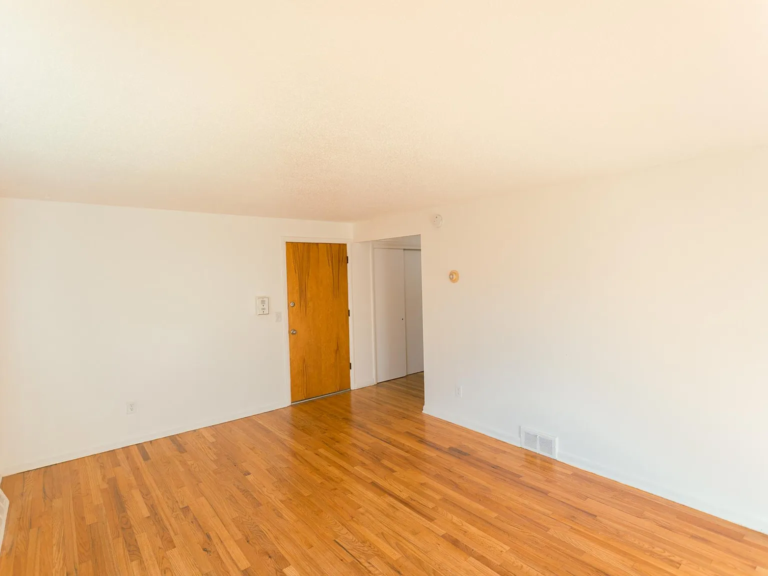 1 bed, 800 sqft, $1,050 — Photo 2