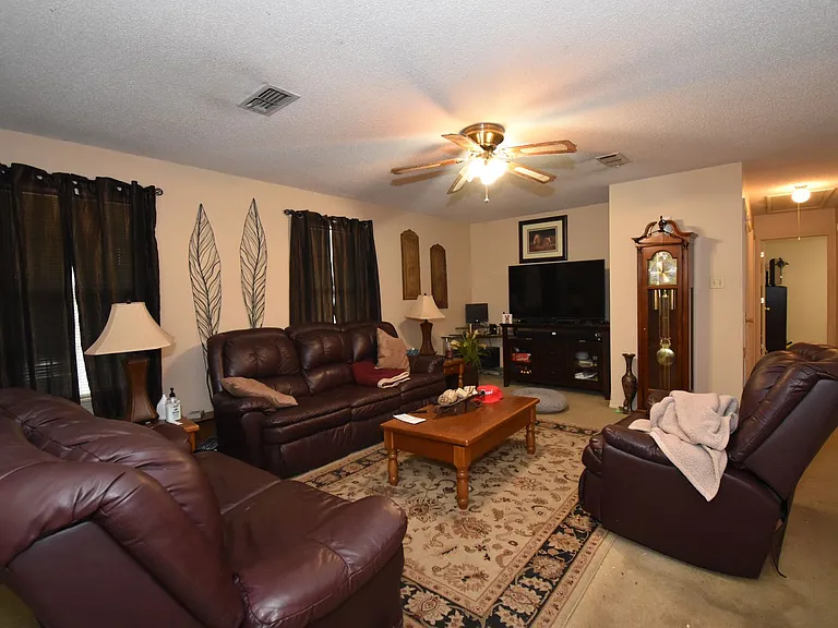 400 W Florida Ave — Photo 2