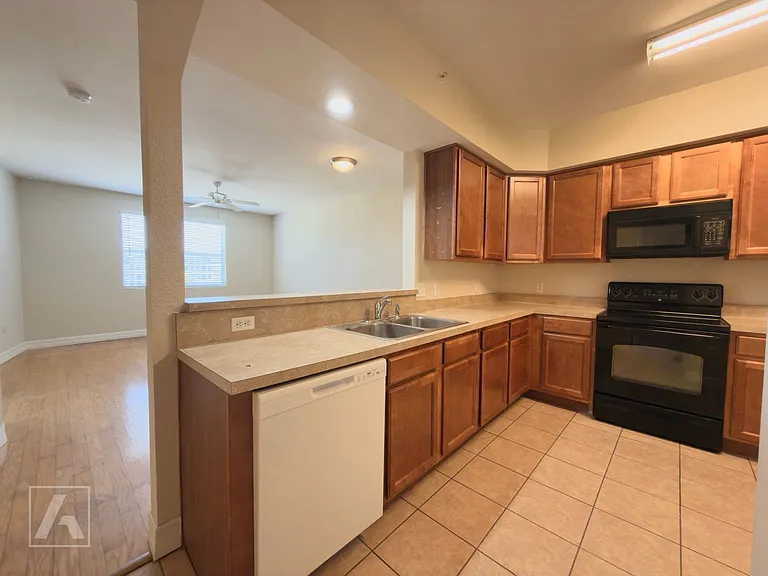North Pointe Place — Photo 5