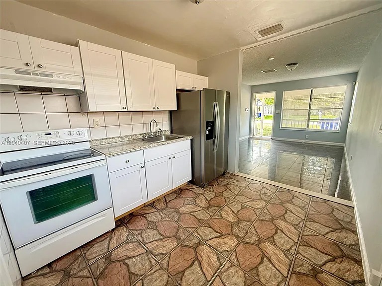 820 NW 4th Ave — Photo 8