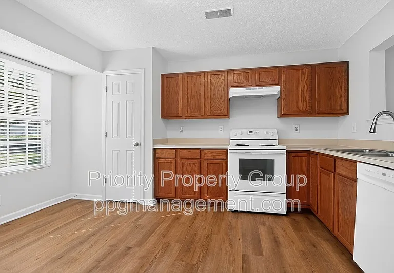 3204 Barons Court Rd — Photo 4