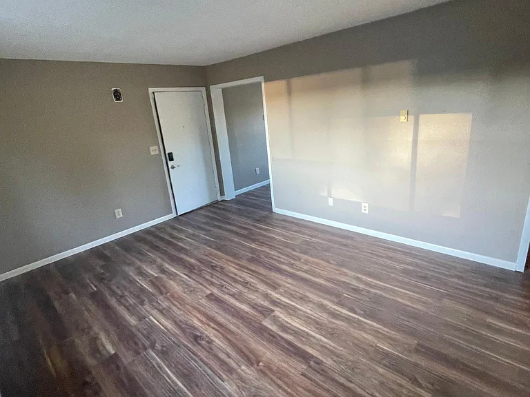 125 E 1st St #2 — Photo 4