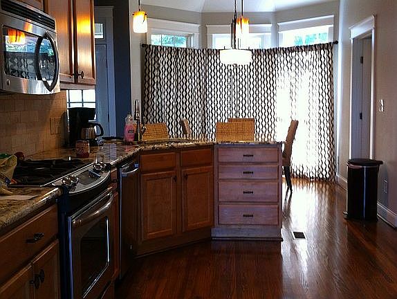 Kitchen w/ eat-in area & bar