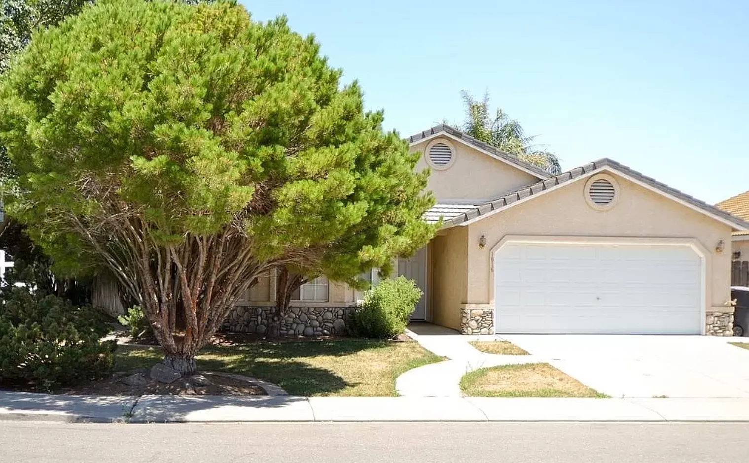 3 bed, 1967 sqft, $2,450 — Photo 1