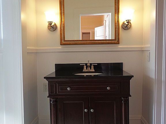  Full bath with whirlpool