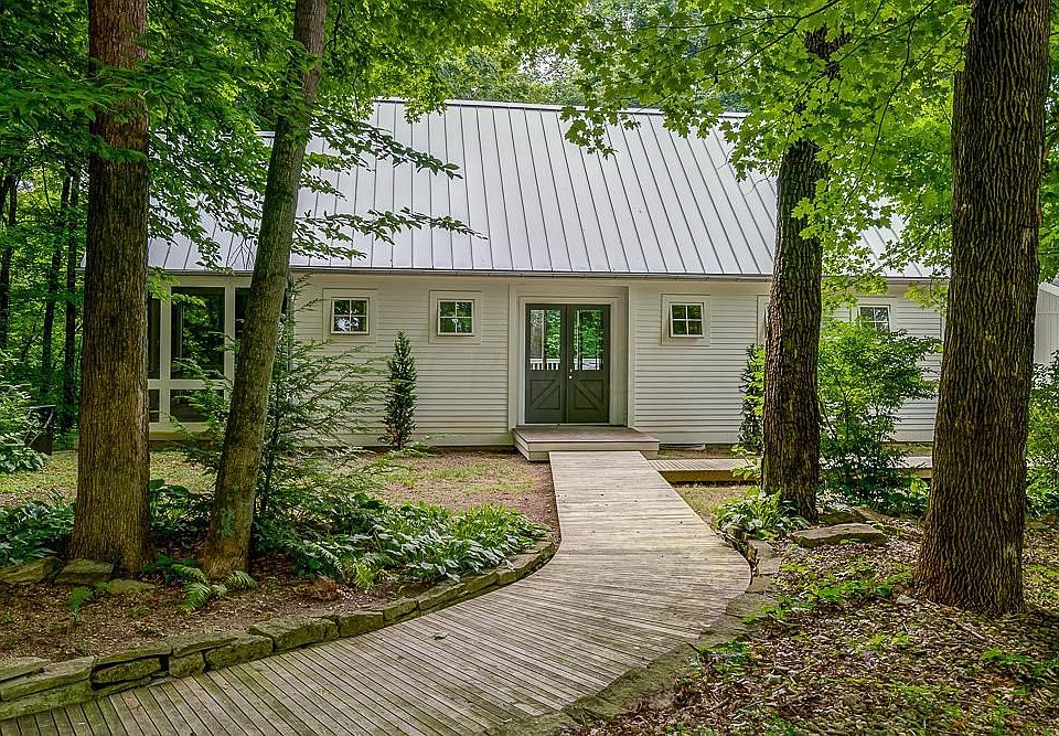 1st image of 372 Thornewood Dr