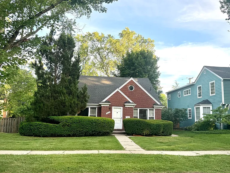 1616 Morton Ave — Photo 2