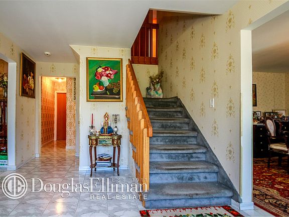 3rd image of 25 Maple Dr