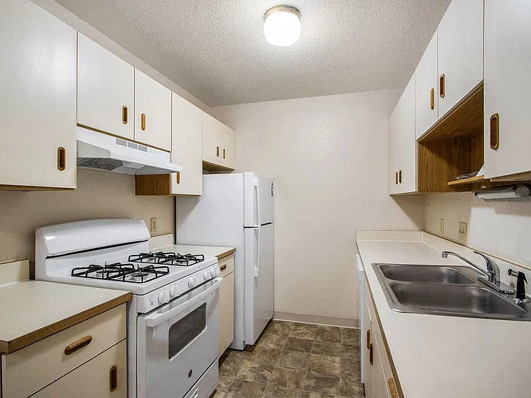 West Wind Apartments — Photo 64