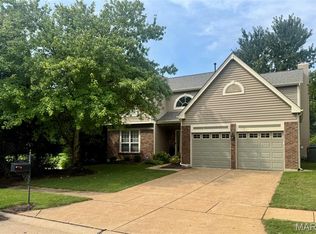 2811 Barrett Pines Ln, Des Peres, MO 63021