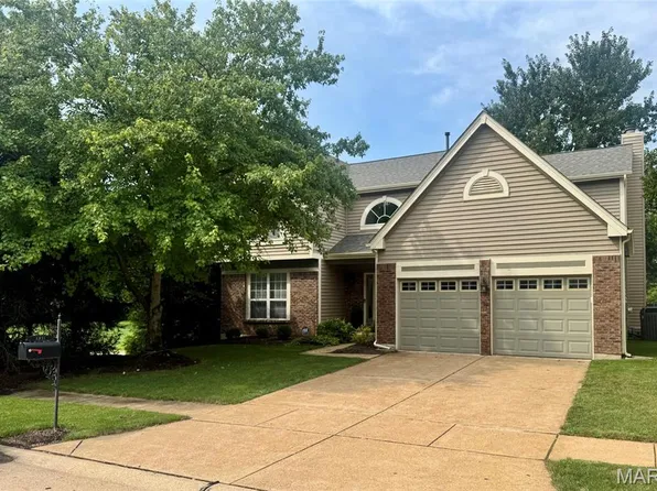 2811 Barrett Pines Ln, Des Peres, MO 63021