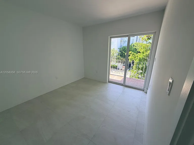921 SW 7th St #3 — Photo 12