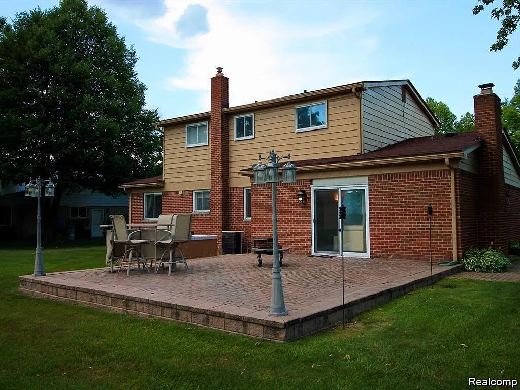 Building Photo - 5363 English Dr